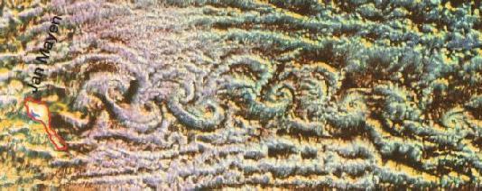Kármánsche Wirbelstraße in Natur und Simulation:Satellitenaufnahme der
Wolkenverwirbelung hinter der Insel Jan Mayen im Nordatlantik (oben)
und simulierte turbulente Umströmung eines Kreiszylinders (unten) 
